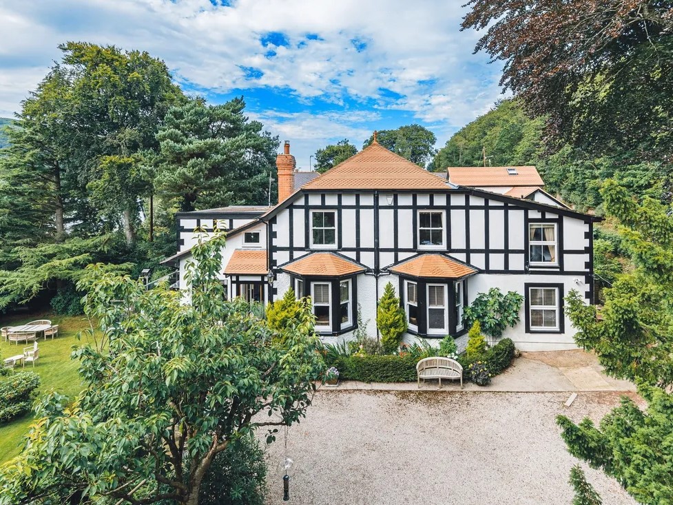 8 Bedroom Detached House